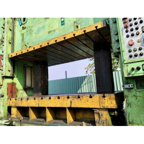 Máy ép thủy lực FUKUI 600 tấn 
